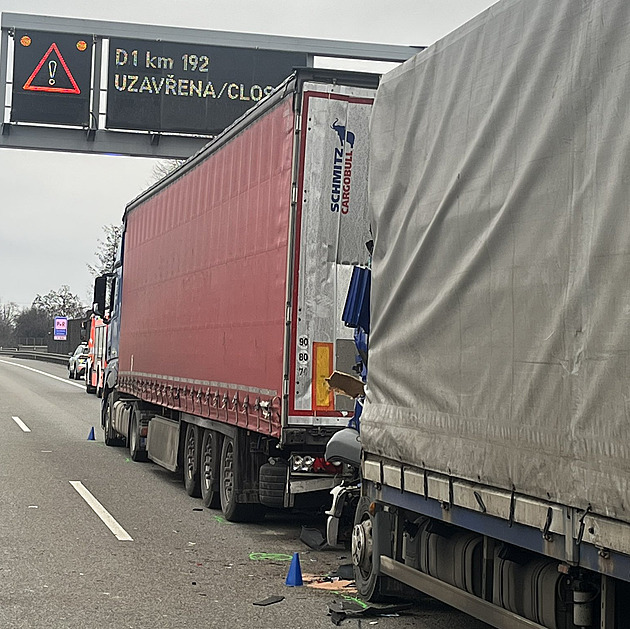 Kamion na D1 u Brna nedobrzdil v koloně, jeho řidič zemřel