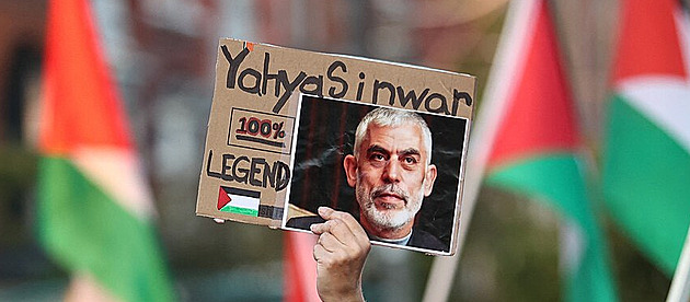 Teroristé? Hrdinové. Tepličan vyvěsil bannery na podporu Hamásu, hrozí mu deset let