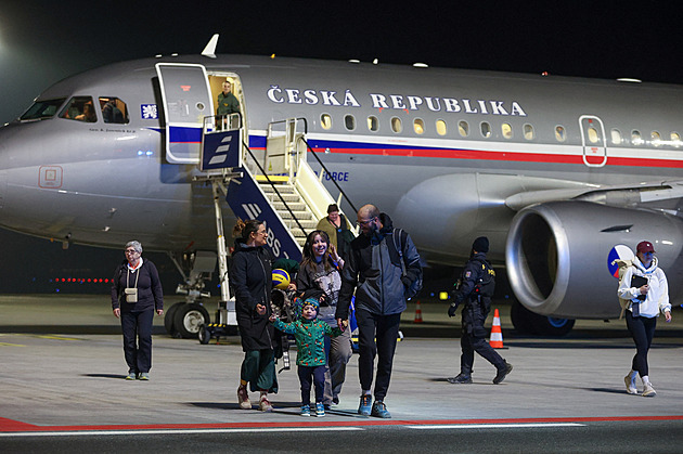 V Praze přistál první armádní speciál s Čechy, kteří uvázli na Blízkém východě