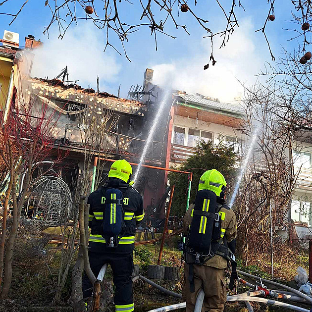 Požár domu v Litvínově. Oheň se rozšířil na vedlejší střechu, hrozí její zřícení