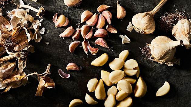 Tohle nikdy nedělejte s česnekem. Zaděláte si na zdravotní potíže