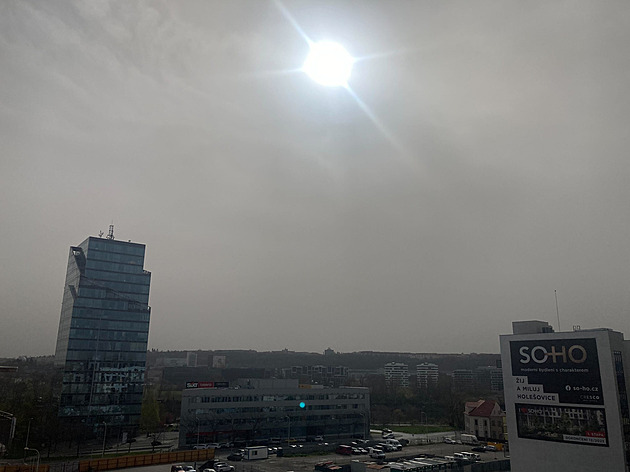 Týden bude teplý, místy s přeháňkami. Oblohu ovlivní saharský prach