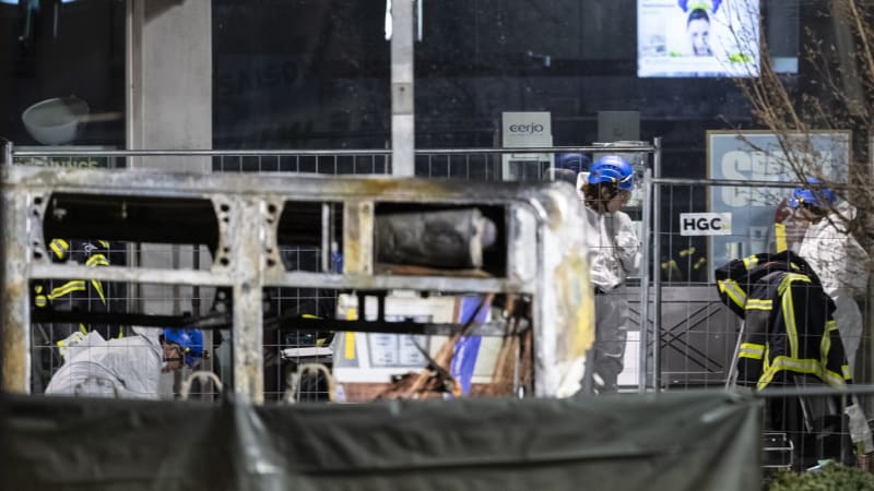 Další tragédie ve Švýcarsku. Autobus zachvátily plameny, na místě jsou mrtví i zranění