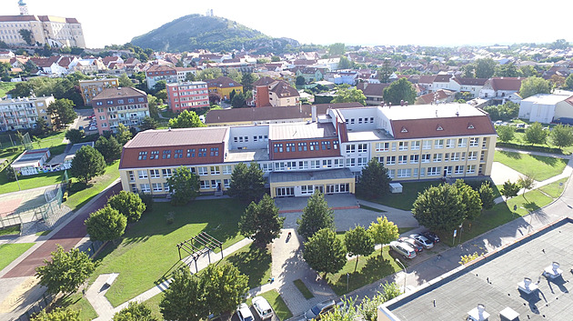 Hlučné peklo. Muž si stěžuje na ruch ze školy, ředitel děti na vzduchu hájí