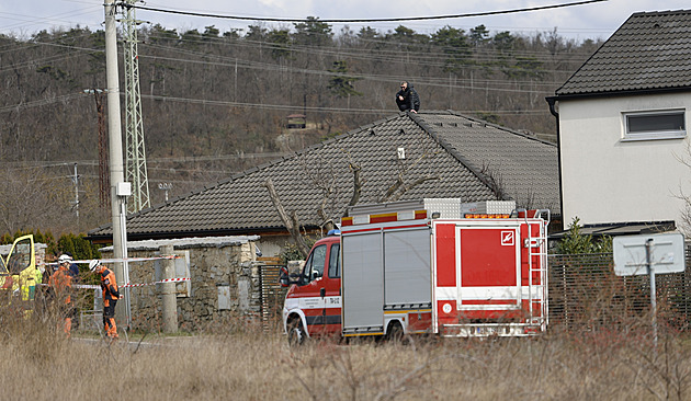 Majitel domu určeného k demolici vylezl na střechu, odmítal slézt deset hodin