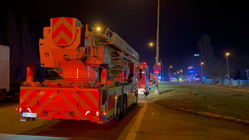 Požár v Praze: Hasiči zasahují v ulici Ke Kablu. Místo hasiči dohašují, příčina je nejistá 