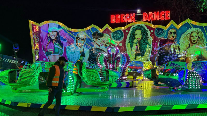 Děsivý incident na Matějské pouti v Praze: Z populární atrakce vypadla nezletilá dívka