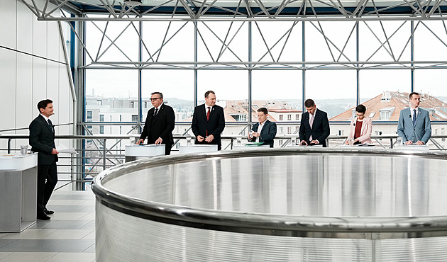 Moravcovy Otázky nahradila Debata ČT. Diskutovalo se na chodbě a s ozvěnou