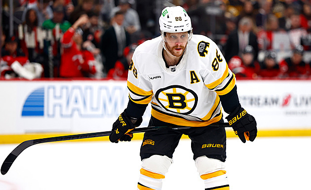 Pastrňák dál září, kouč je z něj nadšený: Táhne tým, skvěle funguje i na střídačce