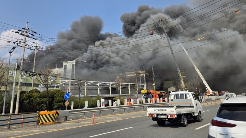 Ohnivé peklo v jihokorejské fabrice: Desítky dělníků při požáru utrpěly zranění