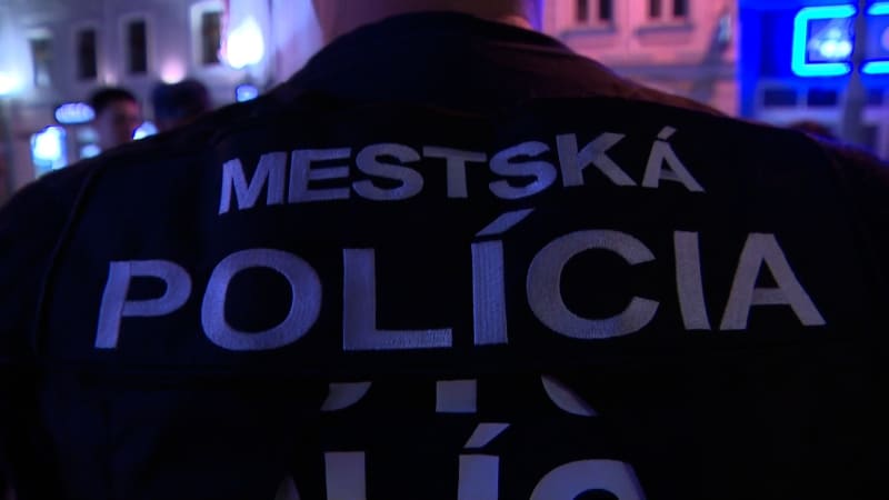 Malá holčička se v noci toulala v ulicích Bratislavy. Bála jsem se sama doma, řekla strážníkům