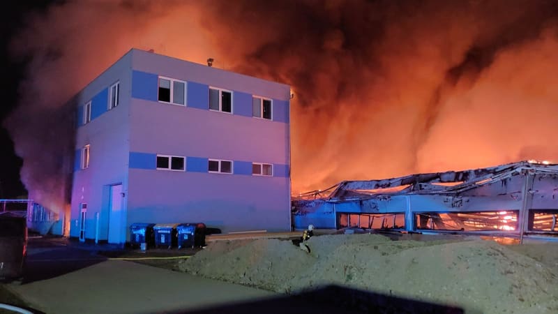 Babiš k požáru v Pardubicích: Firma nebyla zabezpečená. O útoku jednala Bezpečnostní rada státu