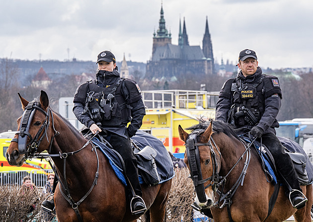 Na demonstraci na Letné jsou už davy. Milion chvilek čeká až 400 tisíc lidí