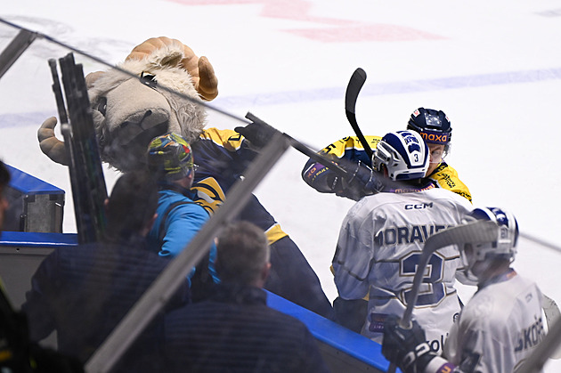 Semifinále Zlína s Kolínem se vyhrotilo. Do závěrečné strkanice se připletl i maskot