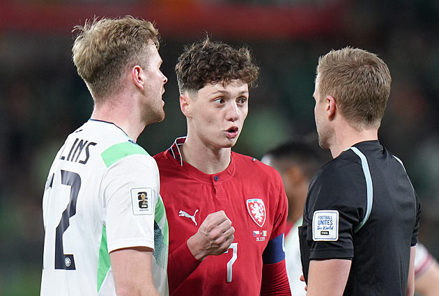 Kdysi vyloučil Holeše, teď švédský sudí vytočil Daridu. Přísná penalta, tvrdí Kadlec