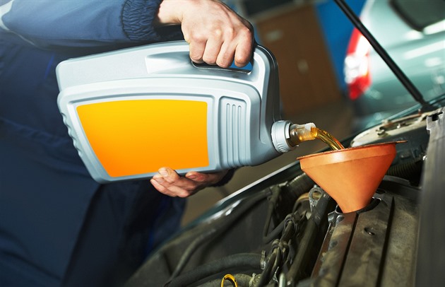 Výměna oleje v autě: Proč nedodržovat „long-life“ intervaly