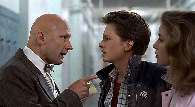 „Ten chlap snad nikdy neměl vlasy.“ Zemřel přísný ředitel z Návratu do budoucnosti