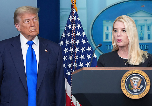 Trump odvolal ministryni spravedlnosti Bondiovou. Řeší se souvislost s Epsteinem