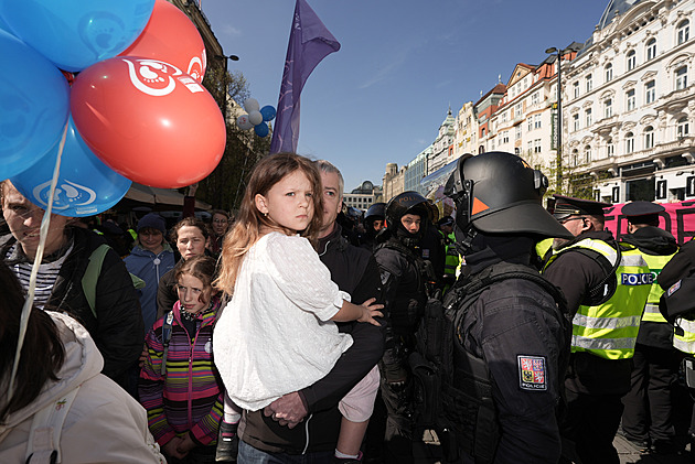 Pochod pro život vyrazil centrem Prahy, odpůrci podporující práva žen blokovali trasu