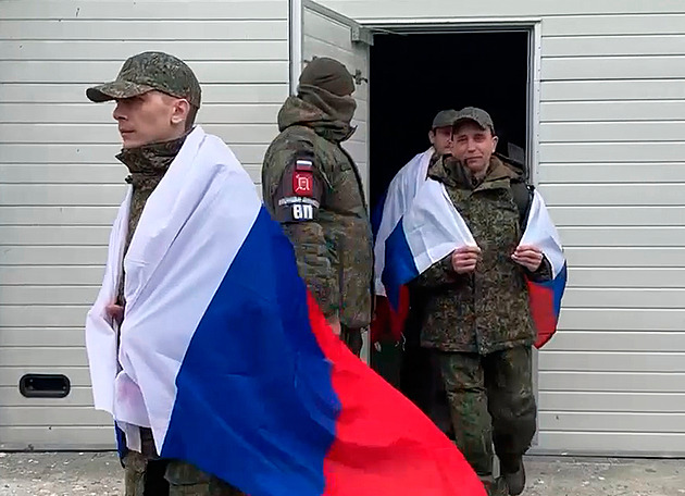 Rusové a Ukrajinci si vyměnili válečné zajatce. Jsou mezi nimi i civilisté