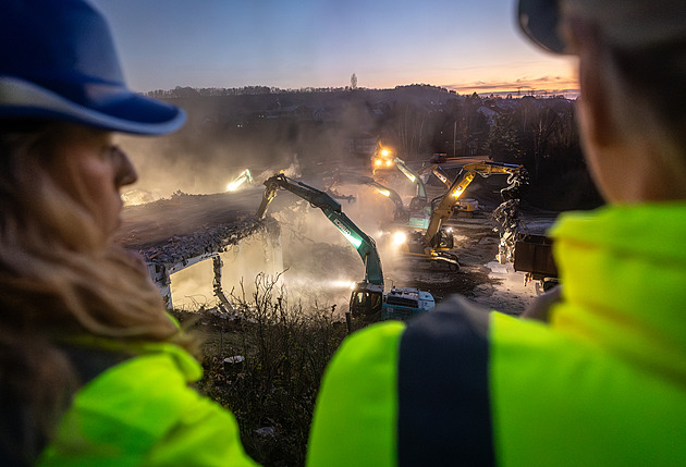 OBRAZEM: Více jak půl století starý most v Hodkovicích šel k zemi. Zbořili jej přes noc