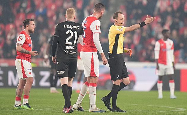 Dělám chyby, ale plivnutí? To je nesmysl. Sliny jsem vtahoval zpátky, bránil se Chorý