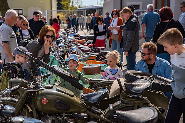 OBRAZEM: Historické autobusy i ikonická Jawa. Nové muzeum v Mýtě lidi nadchlo