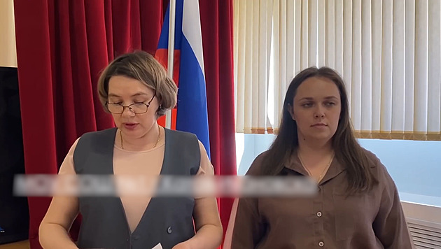 Říše přetrvá tisíc let! Disident obelstil ruské učitele, přiměl je recitovat Hitlera