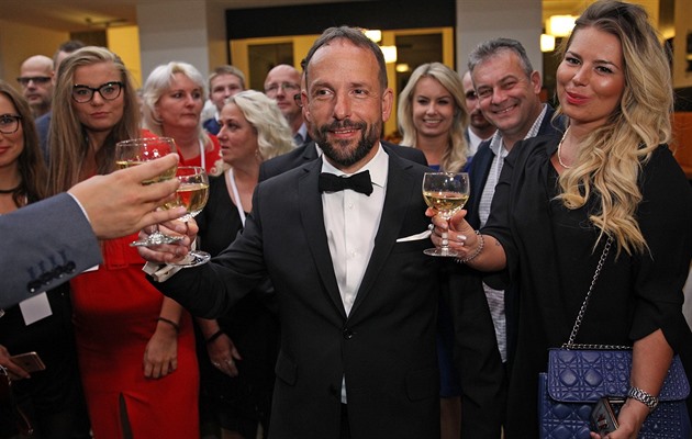 OBRAZEM: Macura končí s politikou. Podívejte, jak se z volebního vítěze stal vyvrhel