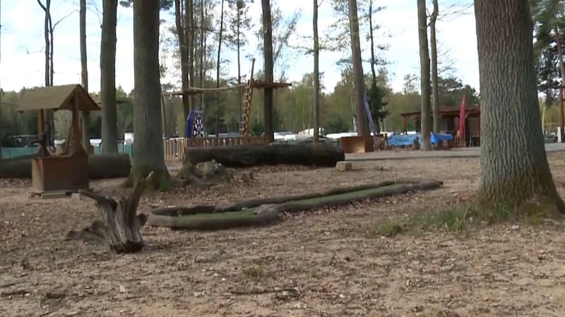 Spor chatařů s kempem na Hradecku: Problémem jsou golfisté, klády i naschvály úřadů, zlobí se