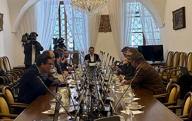 Opozice jedná s šéfy televize a rozhlasu. Klempíř ani ostatní členové vlády nedorazili