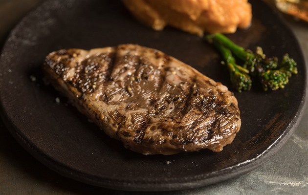 Šťavnatý steak z grilu. 10 triků, jak maso nevysušit a trefit propečení