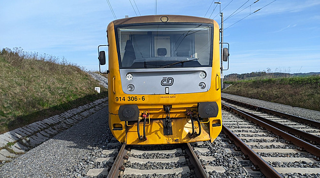 Na Benešovsku vykolejil osobní vlak, strojvedoucího oslnilo slunce