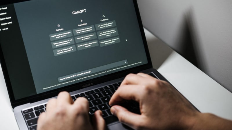 Způsobuje umělá inteligence hloupnutí? Nová studie prokázala znepokojivý vliv AI na mozek