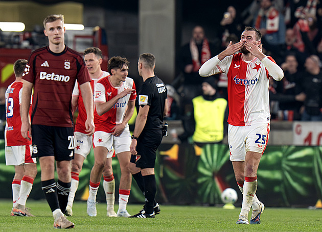 Kontumace, excesy, ztráty s Hradcem i klopýtání rivala. Jak Slavia došla ke zlatu