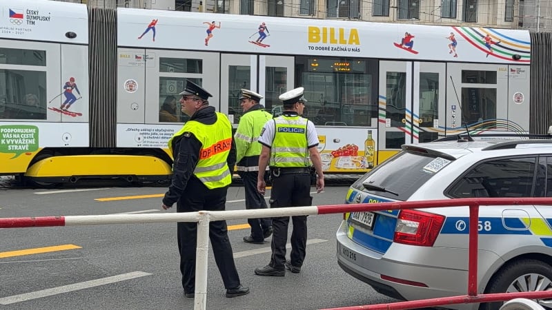 Dopravní chaos v Praze: Na klíčových křižovatkách nefungují semafory, provoz řídí policisté