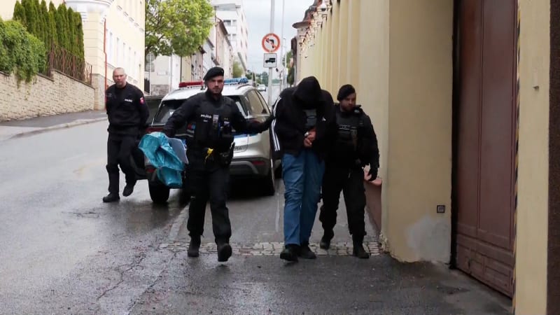 Týden v kufru auta držel Slovák cizí ženu. Sadisticky ji bil a týral, poznali se na seznamce
