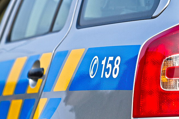 Tragédie na D6. Dva lidé zemřeli poté, co jejich auto trefilo uvolněné kolo