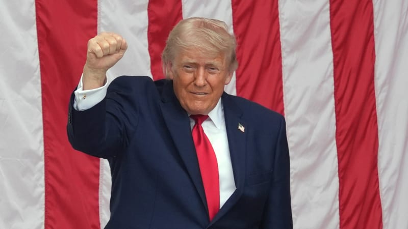 Ruším údery na Írán, oznámil Trump. Dohoda by podle něj mohla být už o víkendu, Teherán mlčí