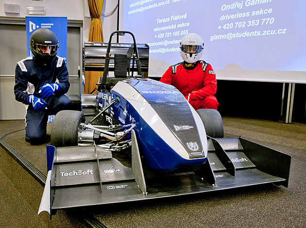 Studenti ZČU představili novou elektrickou formuli, je lehčí a rychlejší