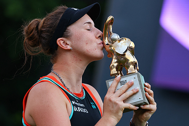 Skvělá Nosková slaví titul i posun do top 10! Finálovou bitvu zvládla také Bouzková