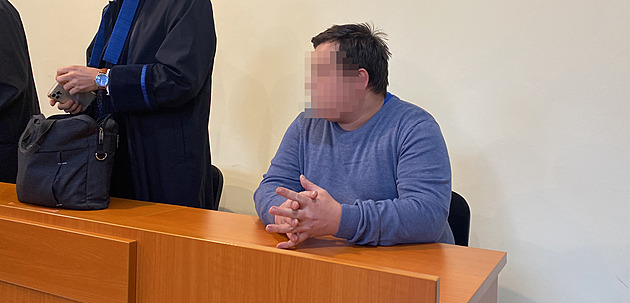 Se žačkami si vyměňoval nahé fotky, do vězení ale tělocvikář nepůjde