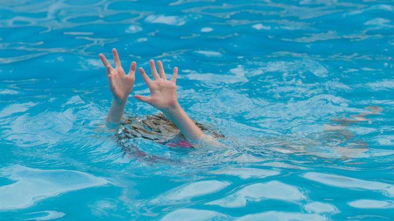 Tříletá dívka se utopila v bazénu na Mallorce. Nepomohla ani resuscitace