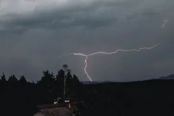 Částí území procházejí bouřky se silným větrem, na většině však nezaprší