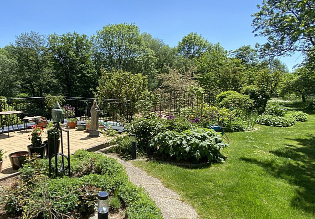 Zahradě na Vysočině zpříjemňují klima vzrostlé stromy a zdobí ji keramika